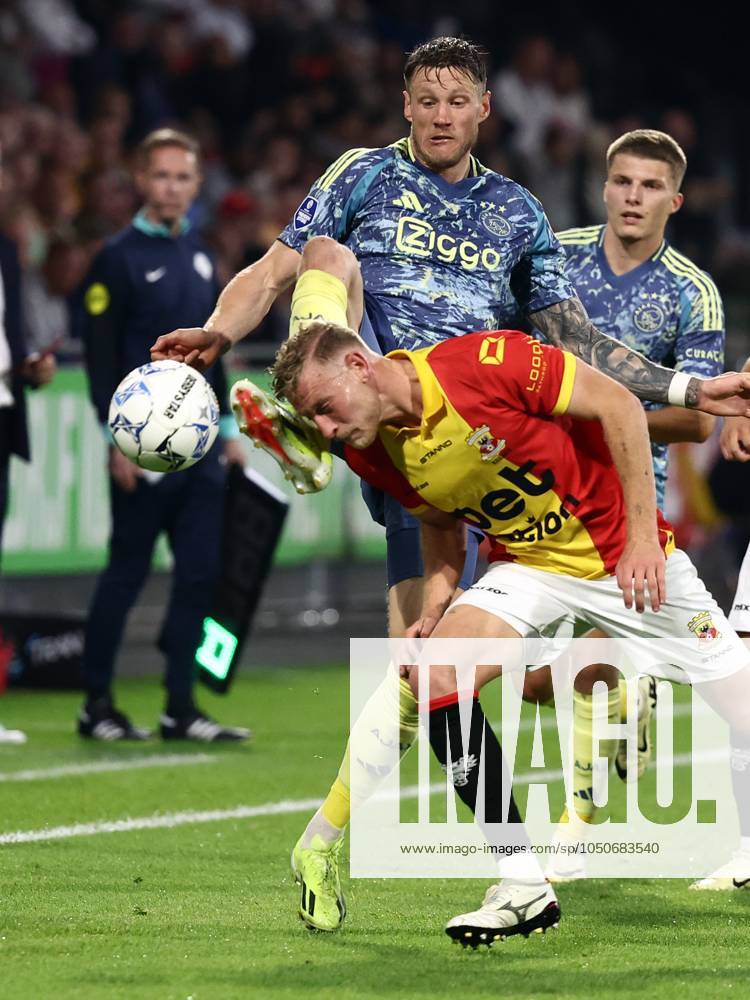 DEVENTER - (l-r) Joris Kramer of Go Ahead Eagles, Wout Weghorst of Ajax during the Dutch Eredivisie match between Go Ahead Eagles and Ajax at De Adelaarshorst on Sept. 21, 2024 in Deventer, Netherlands. ANP VINCENT JANNINK Dutch Eredivisie 2024 25 ANPxSportx IVx 509042970 originalFilename: 509042970