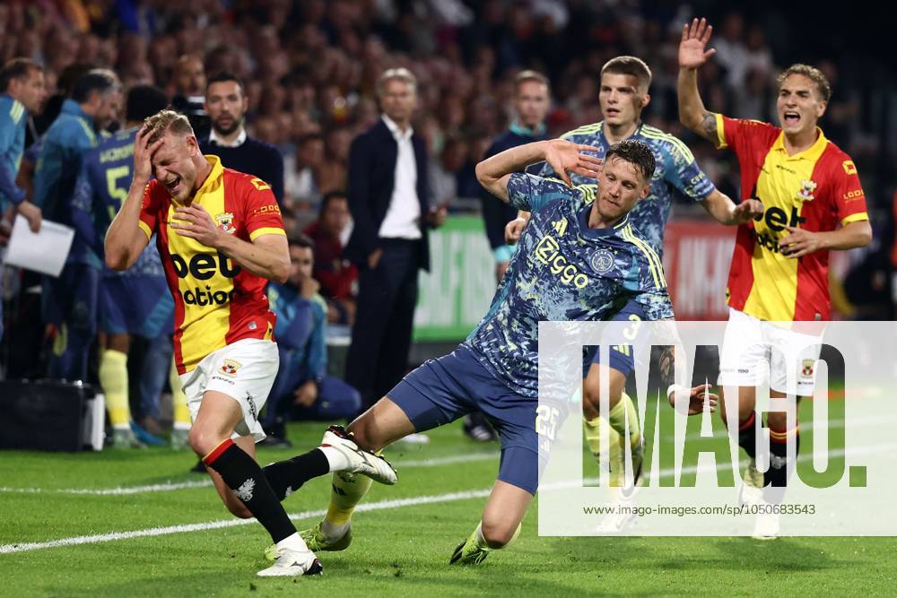 DEVENTER - (l-r) Joris Kramer of Go Ahead Eagles, Wout Weghorst of Ajax during the Dutch Eredivisie match between Go Ahead Eagles and Ajax at De Adelaarshorst on Sept. 21, 2024 in Deventer, Netherlands. ANP VINCENT JANNINK Dutch Eredivisie 2024 25 ANPxSportx IVx 509042992 originalFilename: 509042992