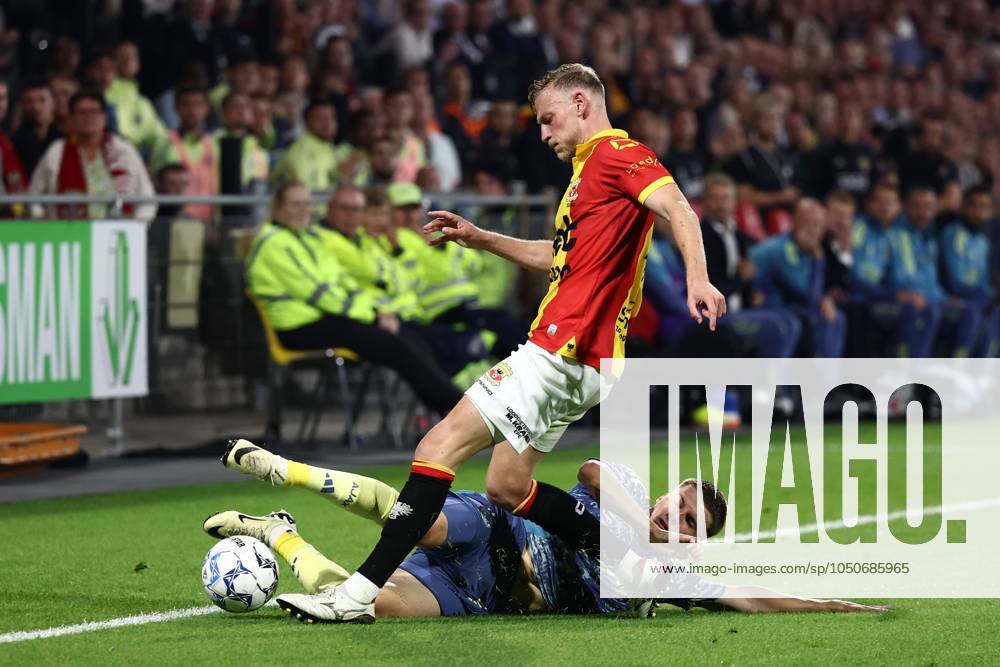 DEVENTER - (l-r) Joris Kramer of Go Ahead Eagles, Anton Gaaei of Ajax during the Dutch Eredivisie match between Go Ahead Eagles and Ajax at De Adelaarshorst on Sept. 21, 2024 in Deventer, Netherlands. ANP VINCENT JANNINK Dutch Eredivisie 2024 25 ANPxSportx IVx 509048049 originalFilename: 509048049