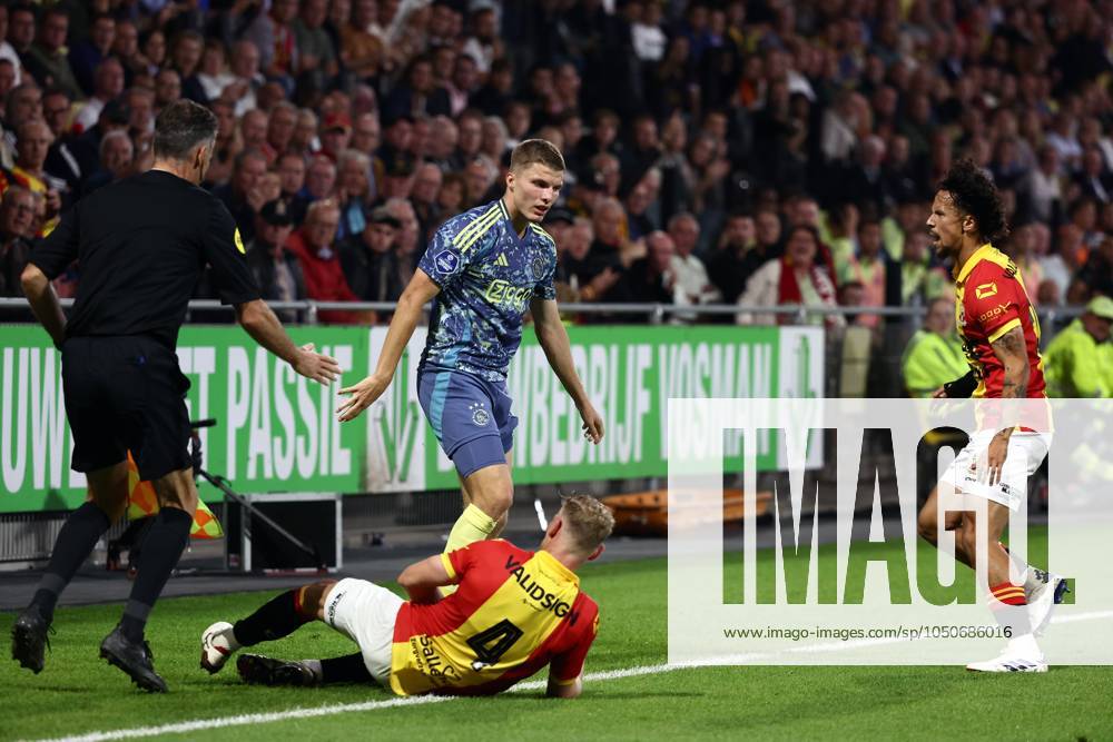 DEVENTER - (l-r) Joris Kramer of Go Ahead Eagles, Anton Gaaei of Ajax, Luca Everink of Go Ahead Eagles during the Dutch Eredivisie match between Go Ahead Eagles and Ajax at De Adelaarshorst on Sept. 21, 2024 in Deventer, Netherlands. ANP VINCENT JANNINK Dutch Eredivisie 2024 25 ANPxSportx IVx 509048146 originalFilename: 509048146