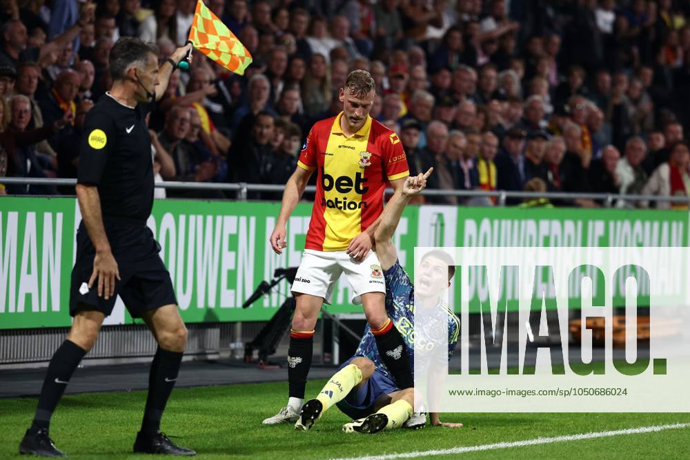 DEVENTER - (l-r) Joris Kramer of Go Ahead Eagles, Anton Gaaei of Ajax during the Dutch Eredivisie match between Go Ahead Eagles and Ajax at De Adelaarshorst on Sept. 21, 2024 in Deventer, Netherlands. ANP VINCENT JANNINK Dutch Eredivisie 2024 25 ANPxSportx IVx 509048339 originalFilename: 509048339