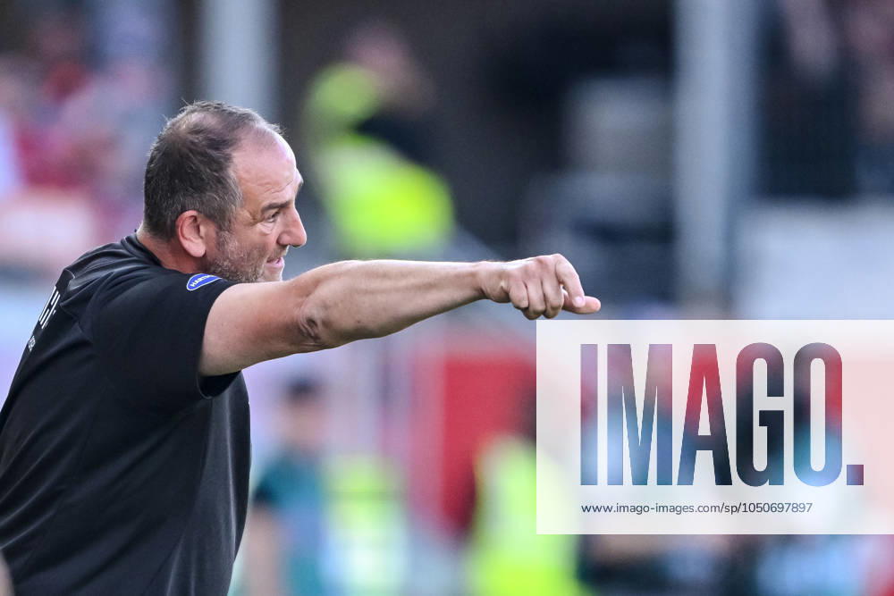 Coach Frank Schmidt 1 FC Heidenheim gestures during the Bundesliga match between 1 FC Heidenheim 1846 and SC Freiburg at Voith Arena on September 21, 2024 in Heidenheim, Germany Photo by Harry Langer DeFodi Images Trainer Frank Schmidt 1 FC Heidenheim gestures during the Bundesliga match between 1 FC Heidenheim 1846 and SC Freiburg at Voith Arena on September 21, 2024 in Heidenheim, Germany Photo by Harry Langer DeFodi Images DFL regulations prohibit any use of photographs as image sequences and or quasi video Defodi 541 FCHSCF20240920 222 Defodi-541 DFL regulations prohibit any use of photographs as image sequences and or quasi-video.