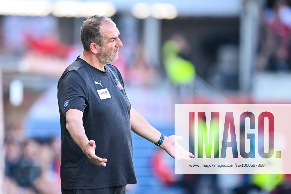 Coach Frank Schmidt 1 FC Heidenheim gestures during the Bundesliga match between 1 FC Heidenheim 1846 and SC Freiburg at Voith Arena on September 21, 2024 in Heidenheim, Germany Photo by Harry Langer DeFodi Images Trainer Frank Schmidt 1 FC Heidenheim gestures during the Bundesliga match between 1 FC Heidenheim 1846 and SC Freiburg at Voith Arena on September 21, 2024 in Heidenheim, Germany Photo by Harry Langer DeFodi Images DFL regulations prohibit any use of photographs as image sequences and or quasi video Defodi 541 FCHSCF20240920 223 Defodi-541 DFL regulations prohibit any use of photographs as image sequences and or quasi-video.