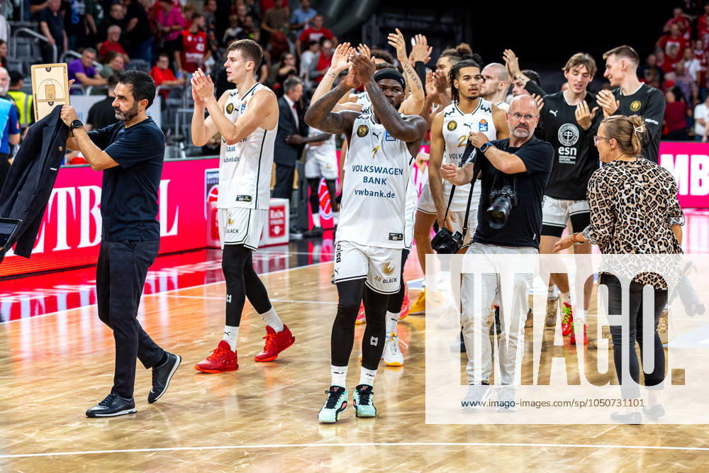 Team, squad, cheers, jubilation, positive emotions, positive emotion, end of game, Bamberg Baskets vs Basketball Loewen Braunschweig, Basketball, easyCredit BBL, Matchday 1, 22 09 2024 Bamberg Baskets vs Basketball Loewen Braunschweig, Basketball, easyCredit BBL, Matchday 1, 22 09 2024 Bamberg