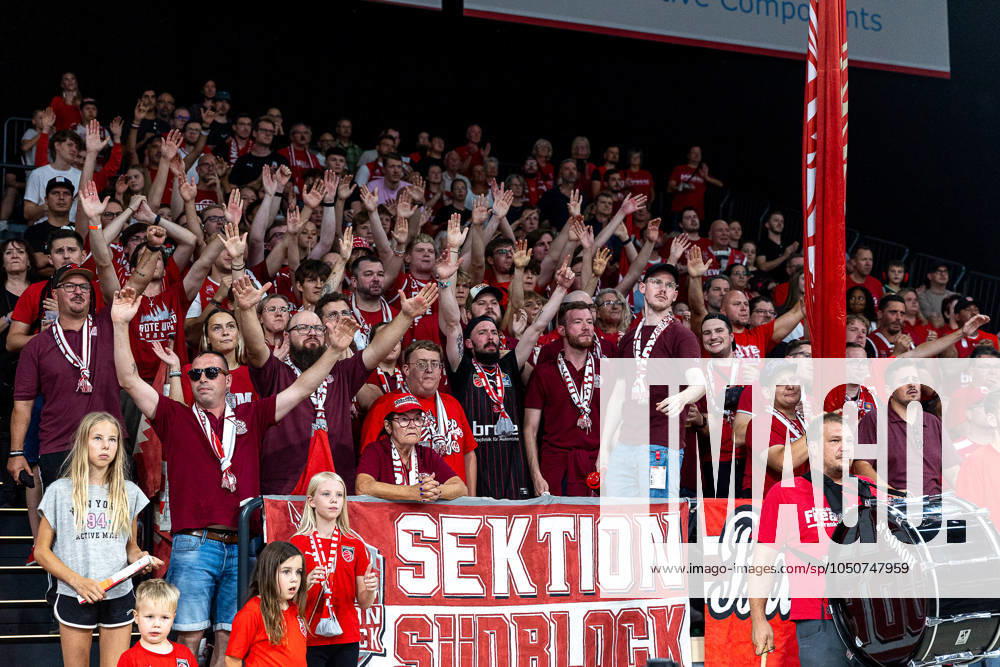 Fan, fans, spectators, cheers, cheering, positive emotions, positive emotion, section Suedblock Bamberg Baskets vs Basketball Loewen Braunschweig, basketball, easyCredit BBL, 1 matchday, 22 09 2024 Bamberg Baskets vs Basketball Loewen Braunschweig, basketball, easyCredit BBL, 1 matchday, 22 09 2024 Bamberg