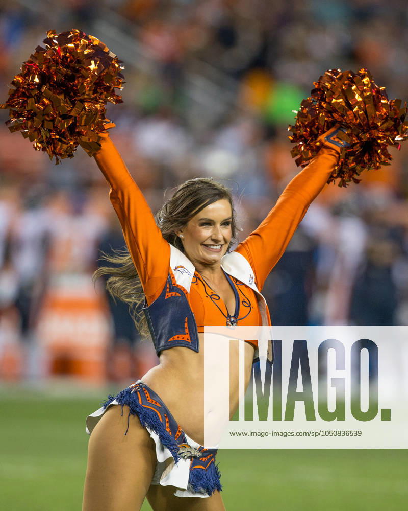 NFL, American Football Herren, USA 2018: Bears vs Broncos Aug 18 August 18, 2018: Denver Broncos Cheerleader during the second quarter of an NFL preseason matchup between the Chicago Bears and the Denver Broncos at Broncos Stadium at Mile High Denver CO, Scott D Stivason Cal Media Denver Colorado United States of America