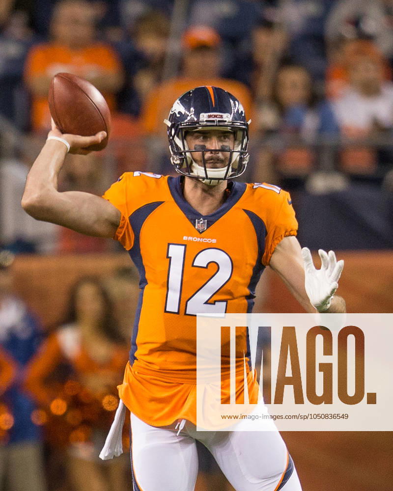 NFL, American Football Herren, USA 2018: Bears vs Broncos Aug 18 August 18, 2018: Denver Broncos quarterback Paxton Lynch (12) passing formation during the third quarter of an NFL preseason matchup between the Chicago Bears and the Denver Broncos at Broncos Stadium at Mile High Denver CO, Scott D Stivason Cal Media Denver Colorado United States of America