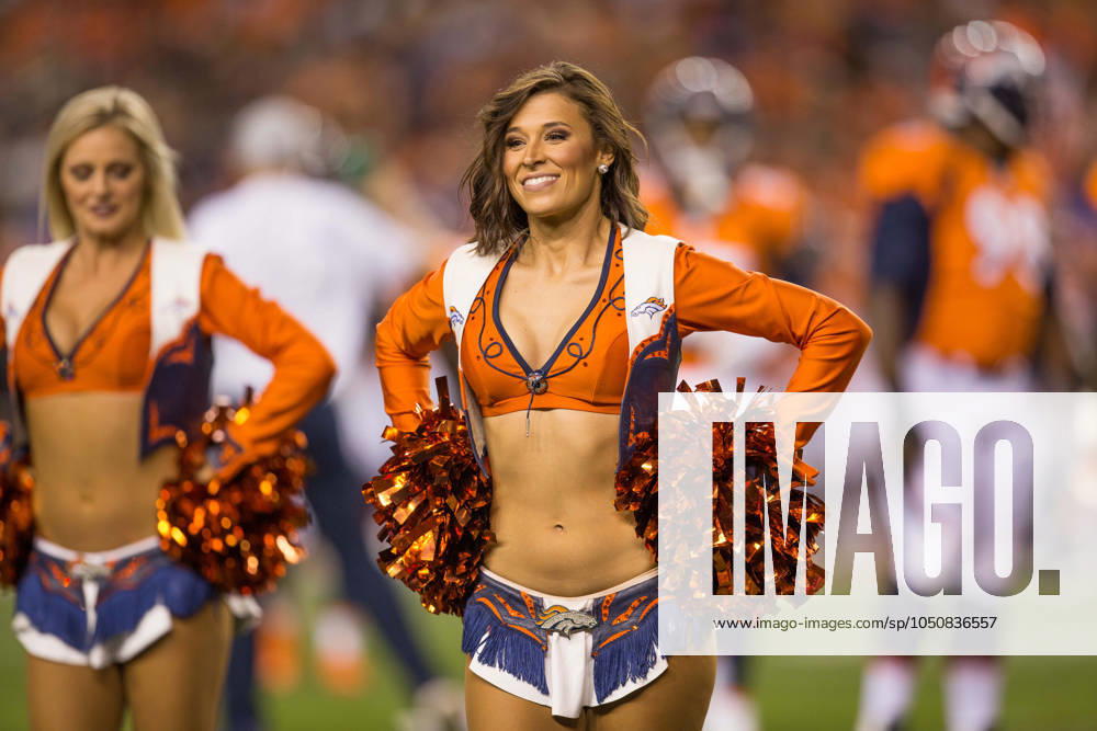 NFL, American Football Herren, USA 2018: Bears vs Broncos Aug 18 August 18, 2018: Denver Broncos Cheeleader during the third quarter of an NFL preseason matchup between the Chicago Bears and the Denver Broncos at Broncos Stadium at Mile High Denver CO, Scott D Stivason Cal Media Denver Colorado United States of America