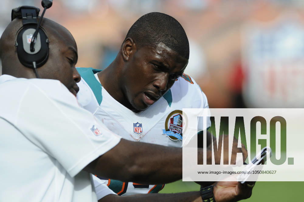 NFL, American Football Herren, USA Jaguars vs Dolphins DEC 16 December 16, 2012: Reggie Bush 22 of the Miami Dolphins discusses strategy with running backs coach Jeff Nixon during the NFL football game between the Miami Dolphins and Jacksonville Jaguars at Sun Life Stadium in Miami Gardens FL. The Dolphins defeated the Jaguars 24-3. Miami Gardens FL U.S.