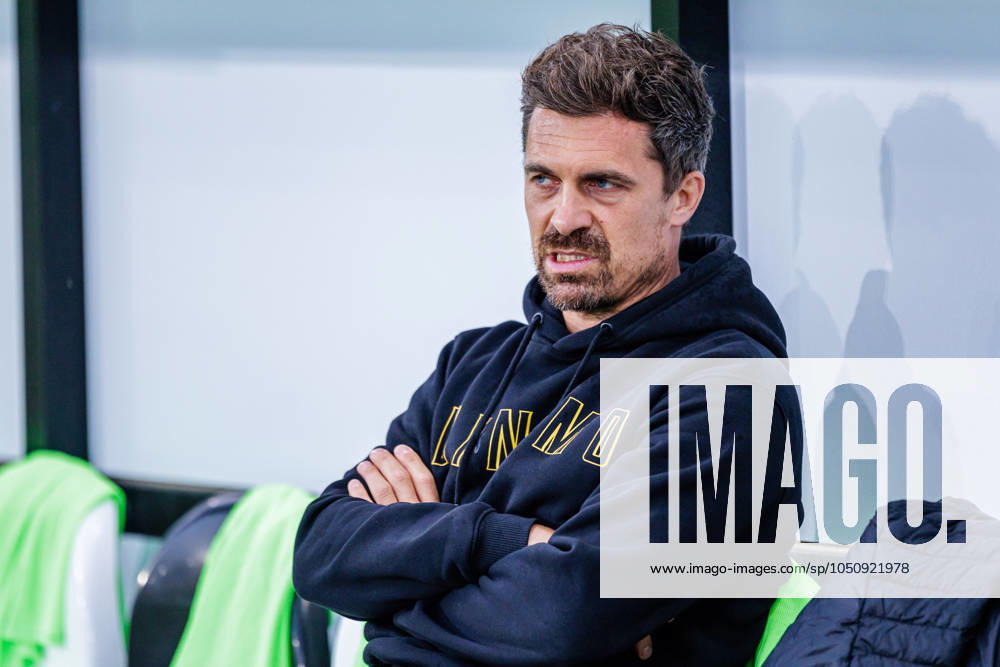 Thomas Stamm SG Dynamo Dresden, Head Coach GER, SC Verl vs SG Dynamo Dresden, Football, 3 Liga, 7 Spieltag, Spielzeit 2024 2025, 25 09 2024 DFL Regulations prohibit any use of photographers as image sequences and or quasi video GER, SC Verl vs SG Dynamo Dresden, Football, 3 Liga, 7 Spieltag, Spielzeit 2024 2025, 25 09 2024 Verl