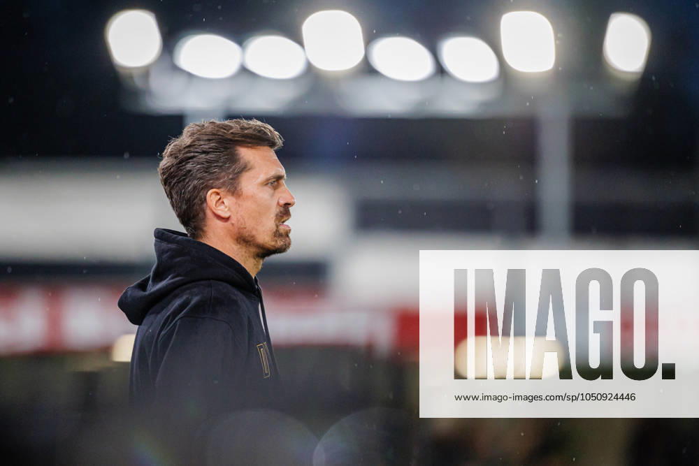 Thomas Stamm SG Dynamo Dresden, Head Coach GER, SC Verl vs SG Dynamo Dresden, Football, 3 Liga, 7 Spieltag, Spielzeit 2024 2025, 25 09 2024 DFL Regulations prohibit any use of photographers as image sequences and or quasi video GER, SC Verl vs SG Dynamo Dresden, Football, 3 Liga, 7 Spieltag, Spielzeit 2024 2025, 25 09 2024 Verl