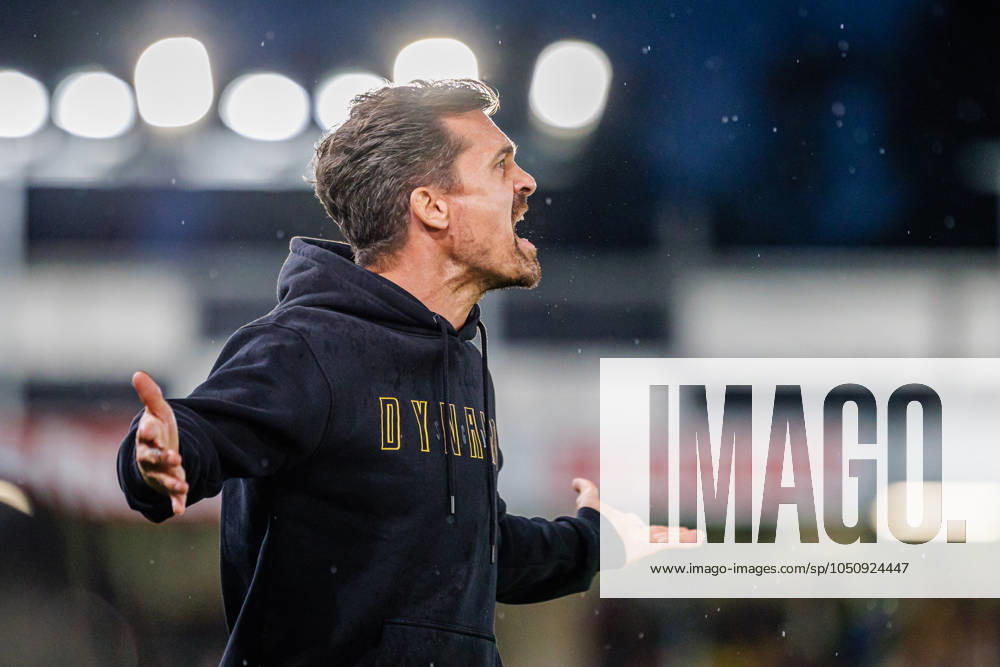 Thomas Stamm SG Dynamo Dresden, Head Coach aergert sich regt sich auf ist unzufrieden GER, SC Verl vs SG Dynamo Dresden, Football, 3 Liga, 7 Spieltag, Spielzeit 2024 2025, 25 09 2024 DFL Regulations prohibit any use of photographers as image sequences and or quasi video GER, SC Verl vs SG Dynamo Dresden, Football, 3 Liga, 7 Spieltag, Spielzeit 2024 2025, 25 09 2024 Verl