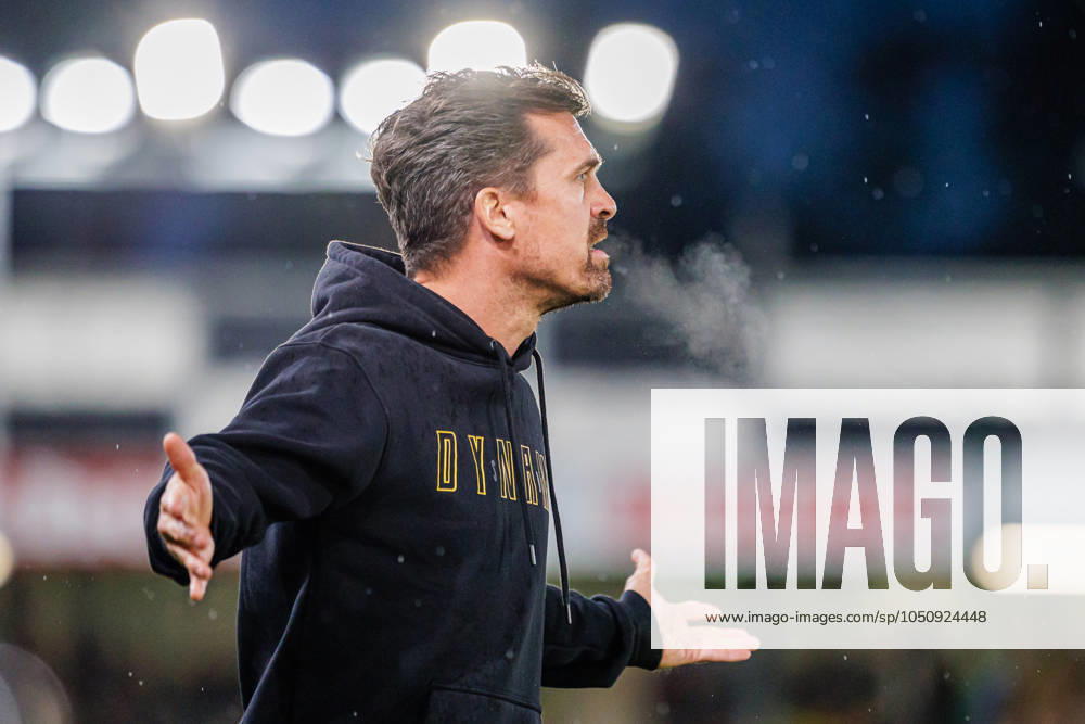 Thomas Stamm SG Dynamo Dresden, Head Coach aergert sich regt sich auf ist unzufrieden GER, SC Verl vs SG Dynamo Dresden, Football, 3 Liga, 7 Spieltag, Spielzeit 2024 2025, 25 09 2024 DFL Regulations prohibit any use of photographers as image sequences and or quasi video GER, SC Verl vs SG Dynamo Dresden, Football, 3 Liga, 7 Spieltag, Spielzeit 2024 2025, 25 09 2024 Verl