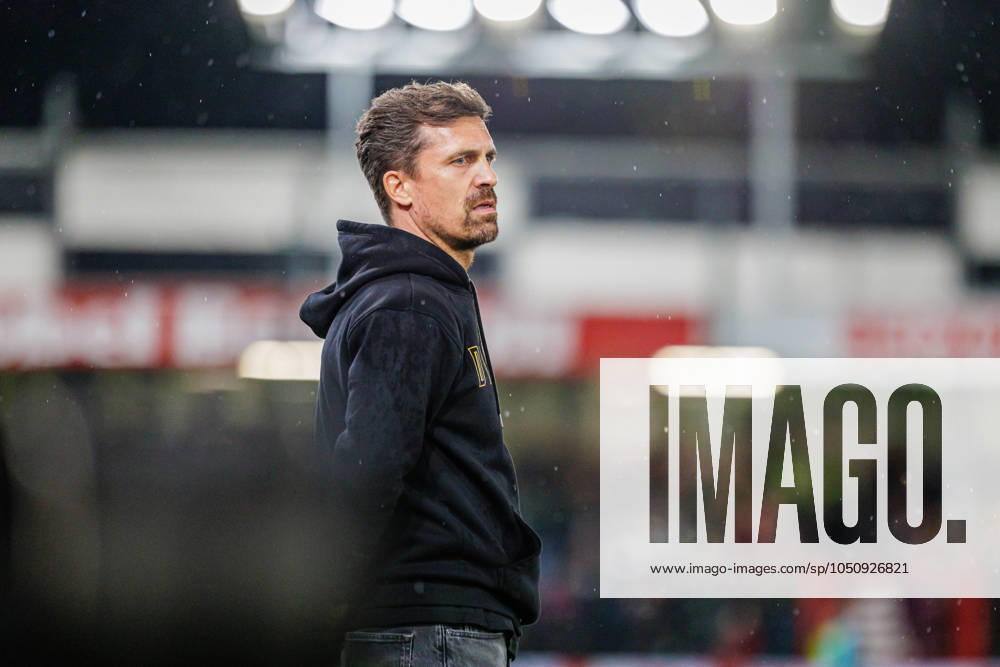 Thomas Stamm SG Dynamo Dresden, Head Coach GER, SC Verl vs SG Dynamo Dresden, Football, 3 Liga, 7 Spieltag, Spielzeit 2024 2025, 25 09 2024 DFL Regulations prohibit any use of photographers as image sequences and or quasi video GER, SC Verl vs SG Dynamo Dresden, Football, 3 Liga, 7 Spieltag, Spielzeit 2024 2025, 25 09 2024 Verl