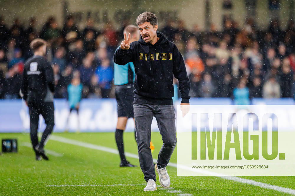 Thomas Stamm SG Dynamo Dresden, Head Coach gesticulates GER, SC Verl vs SG Dynamo Dresden, Football, 3 Liga, 7 Matchday, Season 2024 2025, 25 09 2024 DFL Regulations prohibit any use of photographers as image sequences and or quasi video GER, SC Verl vs SG Dynamo Dresden, Football, 3 Liga, 7 Matchday, Season 2024 2025, 25 09 2024 Verl