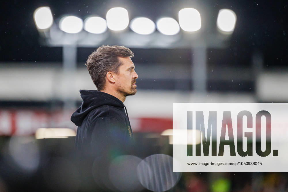 Thomas Stamm SG Dynamo Dresden, Head Coach GER, SC Verl vs SG Dynamo Dresden, Football, 3 Liga, 7 Spieltag, Spielzeit 2024 2025, 25 09 2024 DFL Regulations prohibit any use of photographers as image sequences and or quasi video GER, SC Verl vs SG Dynamo Dresden, Football, 3 Liga, 7 Spieltag, Spielzeit 2024 2025, 25 09 2024 Verl
