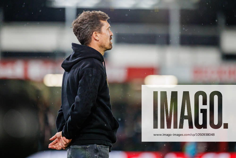 Thomas Stamm SG Dynamo Dresden, Head Coach GER, SC Verl vs SG Dynamo Dresden, Football, 3 Liga, 7 Spieltag, Spielzeit 2024 2025, 25 09 2024 DFL Regulations prohibit any use of photographers as image sequences and or quasi video GER, SC Verl vs SG Dynamo Dresden, Football, 3 Liga, 7 Spieltag, Spielzeit 2024 2025, 25 09 2024 Verl