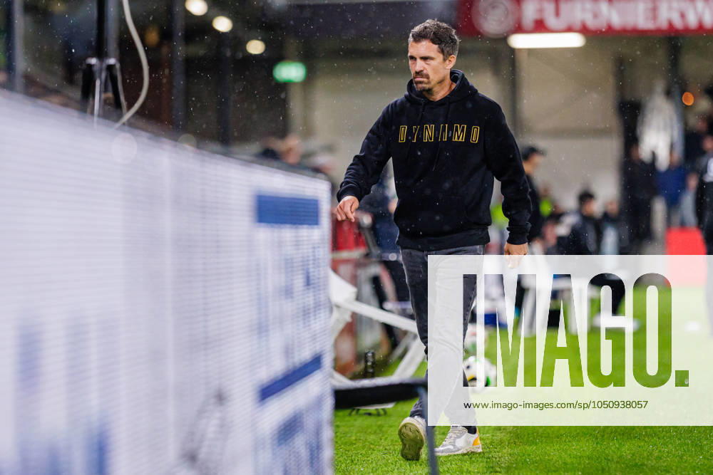 Thomas Stamm SG Dynamo Dresden, Head Coach GER, SC Verl vs SG Dynamo Dresden, Football, 3 Liga, 7 Spieltag, Spielzeit 2024 2025, 25 09 2024 DFL Regulations prohibit any use of photographers as image sequences and or quasi video GER, SC Verl vs SG Dynamo Dresden, Football, 3 Liga, 7 Spieltag, Spielzeit 2024 2025, 25 09 2024 Verl