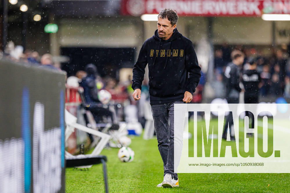 Thomas Stamm SG Dynamo Dresden, Head Coach GER, SC Verl vs SG Dynamo Dresden, Football, 3 Liga, 7 Spieltag, Spielzeit 2024 2025, 25 09 2024 DFL Regulations prohibit any use of photographers as image sequences and or quasi video GER, SC Verl vs SG Dynamo Dresden, Football, 3 Liga, 7 Spieltag, Spielzeit 2024 2025, 25 09 2024 Verl