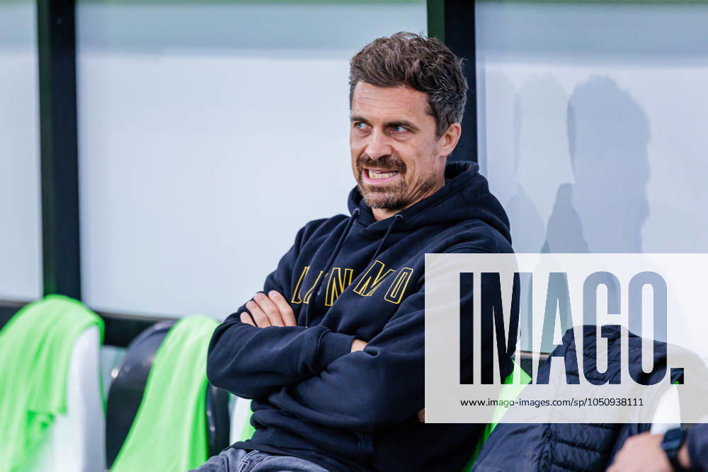 Thomas Stamm SG Dynamo Dresden, Head Coach GER, SC Verl vs SG Dynamo Dresden, Football, 3 Liga, 7 Spieltag, Spielzeit 2024 2025, 25 09 2024 DFL Regulations prohibit any use of photographers as image sequences and or quasi video GER, SC Verl vs SG Dynamo Dresden, Football, 3 Liga, 7 Spieltag, Spielzeit 2024 2025, 25 09 2024 Verl