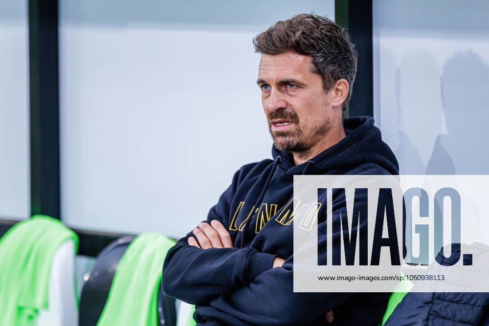 Thomas Stamm SG Dynamo Dresden, Head Coach GER, SC Verl vs SG Dynamo Dresden, Football, 3 Liga, 7 Spieltag, Spielzeit 2024 2025, 25 09 2024 DFL Regulations prohibit any use of photographers as image sequences and or quasi video GER, SC Verl vs SG Dynamo Dresden, Football, 3 Liga, 7 Spieltag, Spielzeit 2024 2025, 25 09 2024 Verl