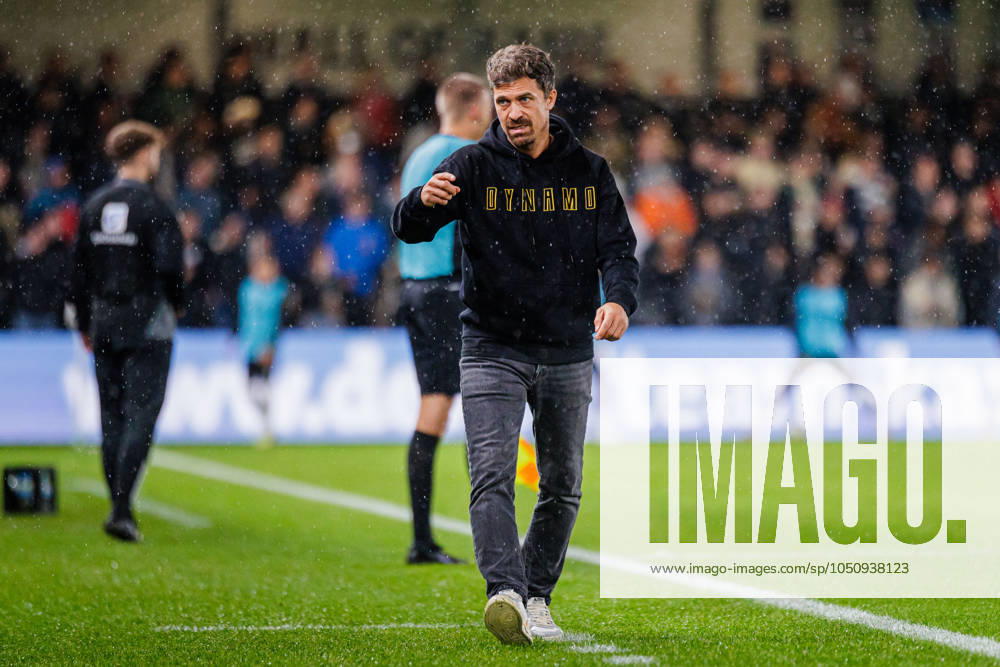 Thomas Stamm SG Dynamo Dresden, Head Coach gesticulates GER, SC Verl vs SG Dynamo Dresden, Football, 3 Liga, 7 Matchday, Season 2024 2025, 25 09 2024 DFL Regulations prohibit any use of photographers as image sequences and or quasi video GER, SC Verl vs SG Dynamo Dresden, Football, 3 Liga, 7 Matchday, Season 2024 2025, 25 09 2024 Verl