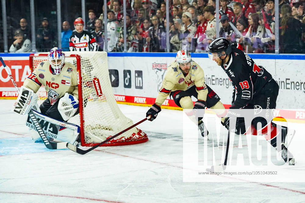 Ice Hockey Penny DEL 3 Matchday Cologne Sharks Nuremberg Ice Tigers on 27 09 2024 at the Lanxess Arena in Cologne Leon Hungerecker Nuremberg , left Constantin Braun Nuremberg , center Frederik Storm Cologne , right According to the regulations of the DEL German Ice Hockey League, the publication and further use of the recordings in electronic media and end devices of all kinds during the ongoing game is not permitted