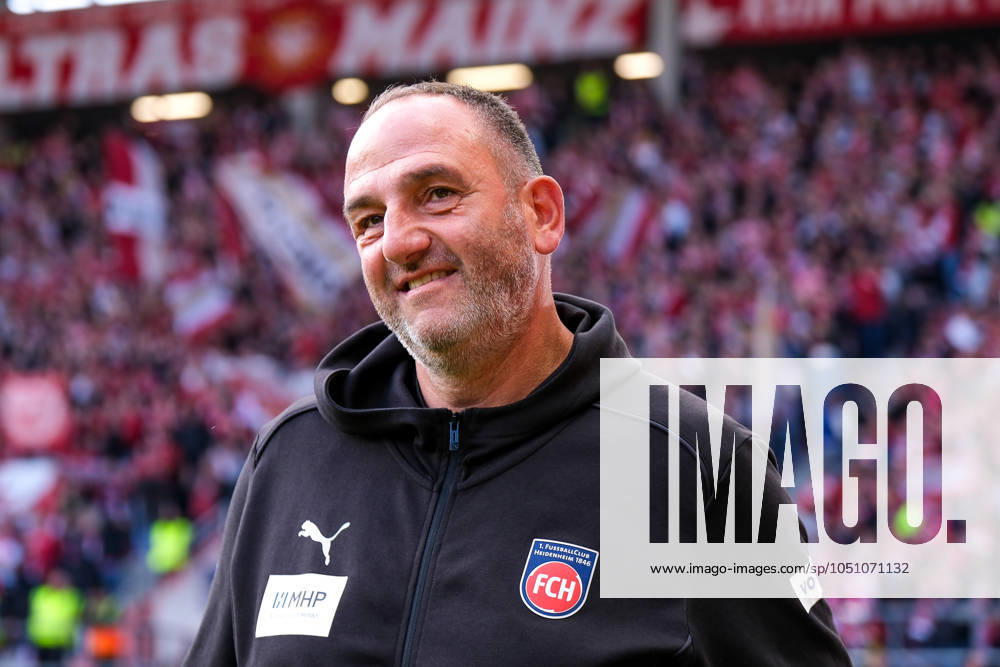 Frank Schmidt FC Heidenheim, Head Coach before the match, GER, 1 FSV Mainz 05 vs 1 FC Heidenheim, Football, 1 Bundesliga, Matchday 5, Season 2024 2025, 28 09 2024 DFL REGULATIONS PROHIBIT ANY USE OF PHOTOGRAPHS as IMAGE SEQUENCES and or QUASI VIDEO GER, 1 FSV Mainz 05 vs 1 FC Heidenheim, Football, 1 Bundesliga, Matchday 5, Season 2024 2025, 28 09 2024 Mainz