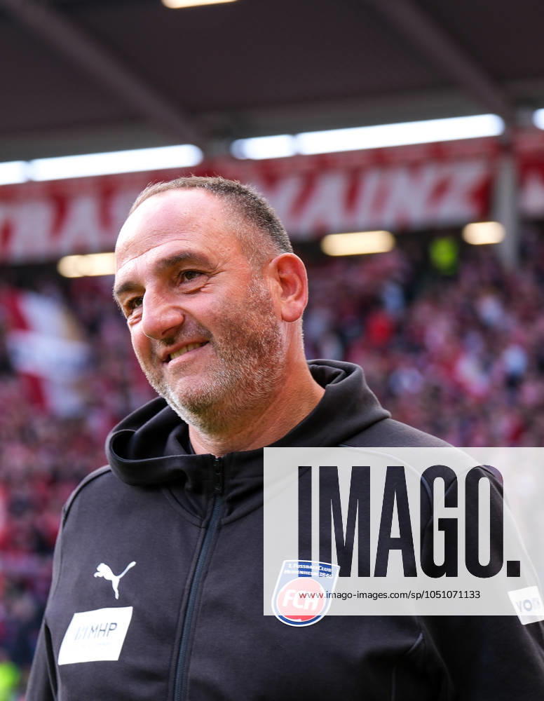 Frank Schmidt FC Heidenheim, Head Coach before the match, GER, 1 FSV Mainz 05 vs 1 FC Heidenheim, Football, 1 Bundesliga, Matchday 5, Season 2024 2025, 28 09 2024 DFL REGULATIONS PROHIBIT ANY USE OF PHOTOGRAPHS as IMAGE SEQUENCES and or QUASI VIDEO GER, 1 FSV Mainz 05 vs 1 FC Heidenheim, Football, 1 Bundesliga, Matchday 5, Season 2024 2025, 28 09 2024 Mainz