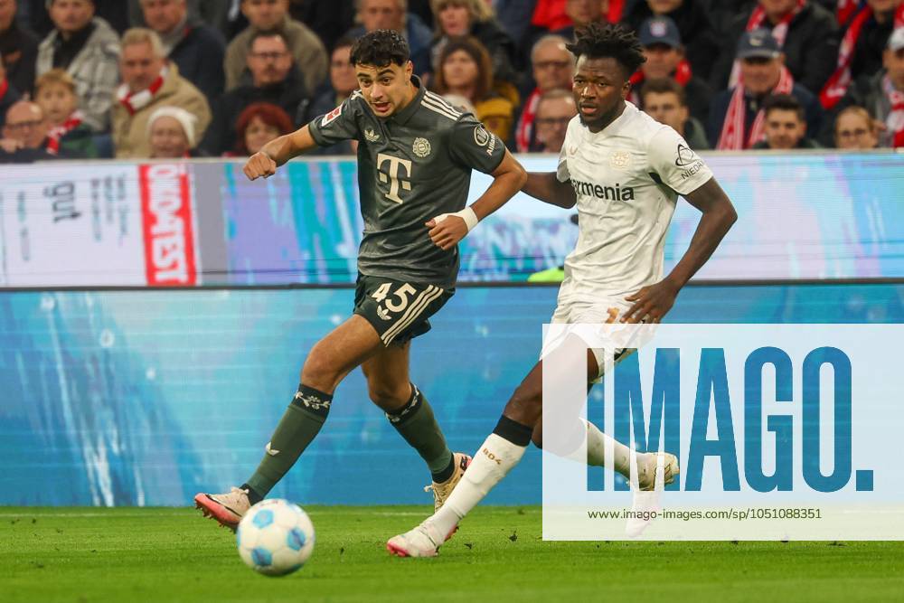 In duel, action, with Alexandar Pavlovic 45 FC Bayern Muenchen , Edmond Tapsoba 12 Bayer 04 Leverkusen , FC Bayern Muenchen vs Bayer 04 Leverkusen, Football, 1 Bundesliga, 5 Matchday, 28 09 2024 DFB regulations prohibit any use of photographs as image sequences and or quasi video Muenchen Bayern Germany