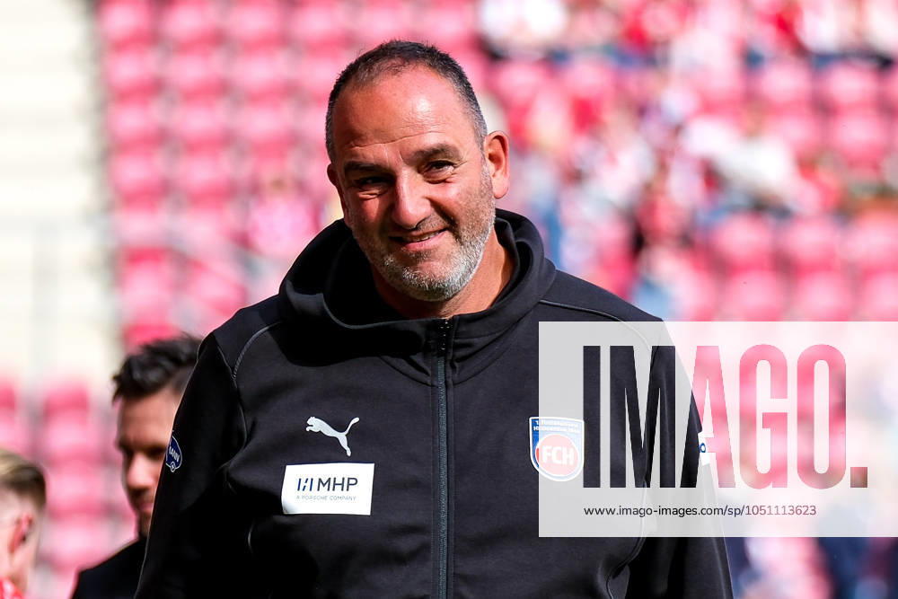 Frank Schmidt FC Heidenheim, Head Coach before the match, GER, 1 FSV Mainz 05 vs 1 FC Heidenheim, Football, 1 Bundesliga, Matchday 5, Season 2024 2025, 28 09 2024 DFL REGULATIONS PROHIBIT ANY USE OF PHOTOGRAPHS as IMAGE SEQUENCES and or QUASI VIDEO GER, 1 FSV Mainz 05 vs 1 FC Heidenheim, Football, 1 Bundesliga, Matchday 5, Season 2024 2025, 28 09 2024 Mainz