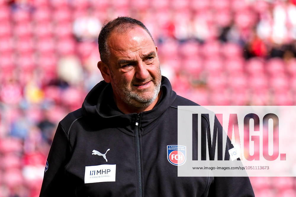 Frank Schmidt FC Heidenheim, Head Coach before the match, GER, 1 FSV Mainz 05 vs 1 FC Heidenheim, Football, 1 Bundesliga, Matchday 5, Season 2024 2025, 28 09 2024 DFL REGULATIONS PROHIBIT ANY USE OF PHOTOGRAPHS as IMAGE SEQUENCES and or QUASI VIDEO GER, 1 FSV Mainz 05 vs 1 FC Heidenheim, Football, 1 Bundesliga, Matchday 5, Season 2024 2025, 28 09 2024 Mainz