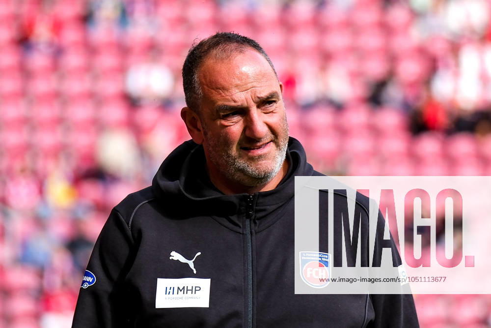 Frank Schmidt FC Heidenheim, Head Coach before the match, GER, 1 FSV Mainz 05 vs 1 FC Heidenheim, Football, 1 Bundesliga, Matchday 5, Season 2024 2025, 28 09 2024 DFL REGULATIONS PROHIBIT ANY USE OF PHOTOGRAPHS as IMAGE SEQUENCES and or QUASI VIDEO GER, 1 FSV Mainz 05 vs 1 FC Heidenheim, Football, 1 Bundesliga, Matchday 5, Season 2024 2025, 28 09 2024 Mainz