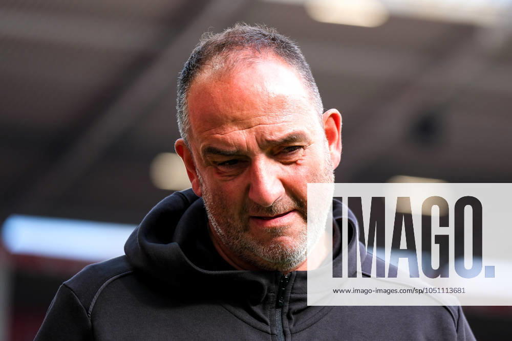 Frank Schmidt FC Heidenheim, Head Coach before the match, GER, 1 FSV Mainz 05 vs 1 FC Heidenheim, Football, 1 Bundesliga, Matchday 5, Season 2024 2025, 28 09 2024 DFL REGULATIONS PROHIBIT ANY USE OF PHOTOGRAPHS as IMAGE SEQUENCES and or QUASI VIDEO GER, 1 FSV Mainz 05 vs 1 FC Heidenheim, Football, 1 Bundesliga, Matchday 5, Season 2024 2025, 28 09 2024 Mainz