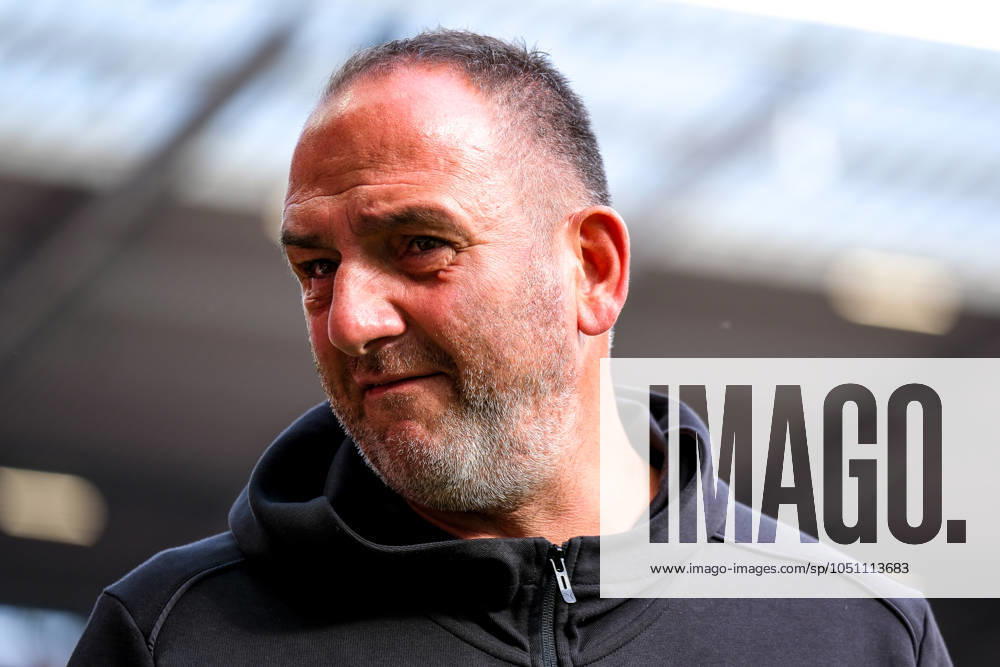 Frank Schmidt FC Heidenheim, Head Coach before the match, GER, 1 FSV Mainz 05 vs 1 FC Heidenheim, Football, 1 Bundesliga, Matchday 5, Season 2024 2025, 28 09 2024 DFL REGULATIONS PROHIBIT ANY USE OF PHOTOGRAPHS as IMAGE SEQUENCES and or QUASI VIDEO GER, 1 FSV Mainz 05 vs 1 FC Heidenheim, Football, 1 Bundesliga, Matchday 5, Season 2024 2025, 28 09 2024 Mainz