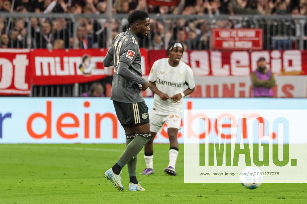 Alphonso Davies FC Bayern Muenchen, 19 with ball, FC Bayern Muenchen vs Bayer 04 Leverkusen , Football, Bundesliga, Matchday 5, Season 24 25, 28 09 2024, DFL REGULATIONS PROHIBIT ANY USE OF PHOTOGRAPHS AS IMAGE SEQUENCES, FC Bayern Muenchen vs Bayer 04 Leverkusen , Football, Bundesliga, Matchday 5, Season 24 25, 28 09 2024 Muenchen