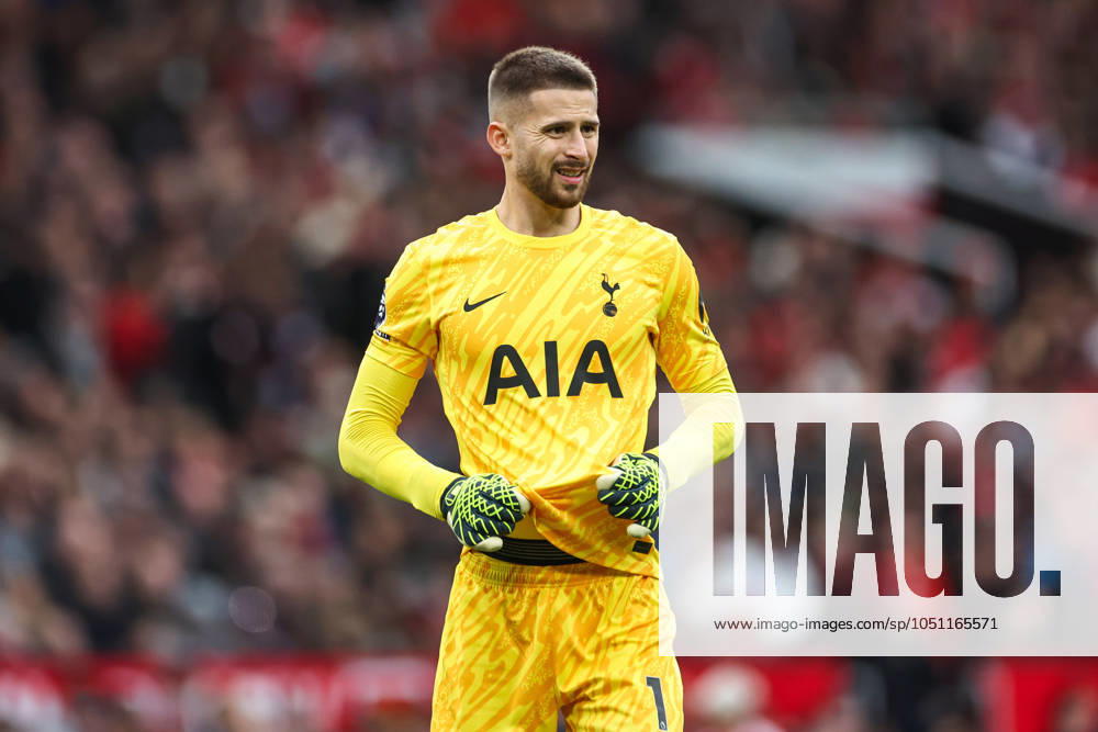 Premier League Manchester United, ManU v Tottenham Hotspur Guglielmo Vicario of Tottenham Hotspur during the Premier League match Manchester United vs Tottenham Hotspur at Old Trafford, Manchester, United Kingdom, 29th September 2024 (Photo by Mark Cosgrove News Images)