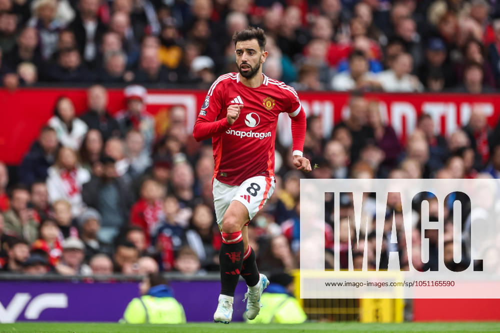 Premier League Manchester United, ManU v Tottenham Hotspur Bruno Fernandes of Manchester United during the Premier League match Manchester United vs Tottenham Hotspur at Old Trafford, Manchester, United Kingdom, 29th September 2024 (Photo by Mark Cosgrove News Images)