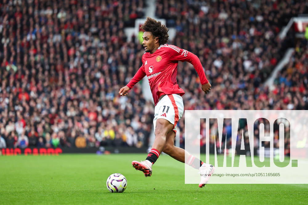 Premier League Manchester United, ManU v Tottenham Hotspur Joshua Zirkzee of Manchester United makes a break with the ball during the Premier League match Manchester United vs Tottenham Hotspur at Old Trafford, Manchester, United Kingdom, 29th September 2024 (Photo by Mark Cosgrove News Images)