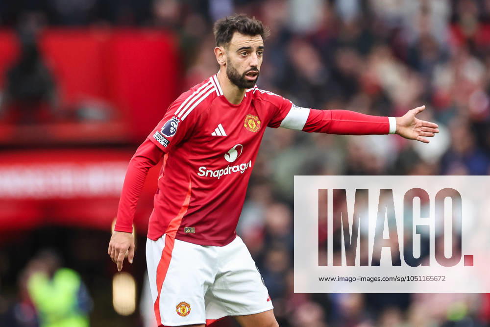 Premier League Manchester United, ManU v Tottenham Hotspur Bruno Fernandes of Manchester United gives his team instructions during the Premier League match Manchester United vs Tottenham Hotspur at Old Trafford, Manchester, United Kingdom, 29th September 2024 (Photo by Mark Cosgrove News Images)