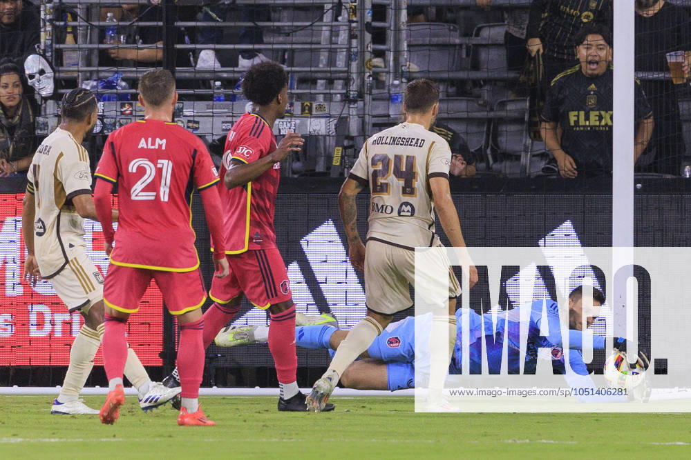 Goalkeeper, Ben Lundt 39 of the St. Louis City SC dives for the ball during their regular season MLS, Fussball Herren, USA match against the Los Angeles Football Club on Wednesday October 2, 2024 at the BMO Stadium in Los Angeles, California. LAFC defeats St. Louis City, 1-0. JAVIER ROJAS PI Los Angeles USA - ZUMAp124 20241002_zaa_p124_118