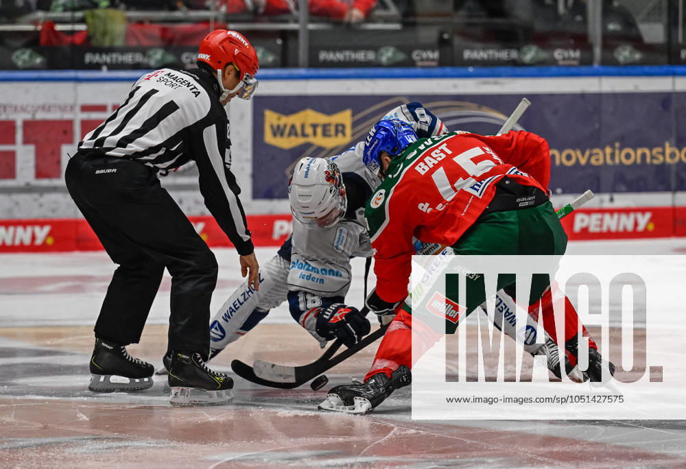 Linesperson David Tschirner takes a faceoff between Eric Cornel Iserlohn Roosters, 18 and Jason Bast Augsburger Panther, 45 GER, Augsburger Panther vs Iserlohn Roosters, Ice Hockey, DEL, Matchday 5, Season 2024 2025, 02 10 2024 GER, Augsburger Panther vs Iserlohn Roosters, Ice Hockey, DEL, Matchday 5, Season 2024 2025, 02 10 2024 Augsburg
