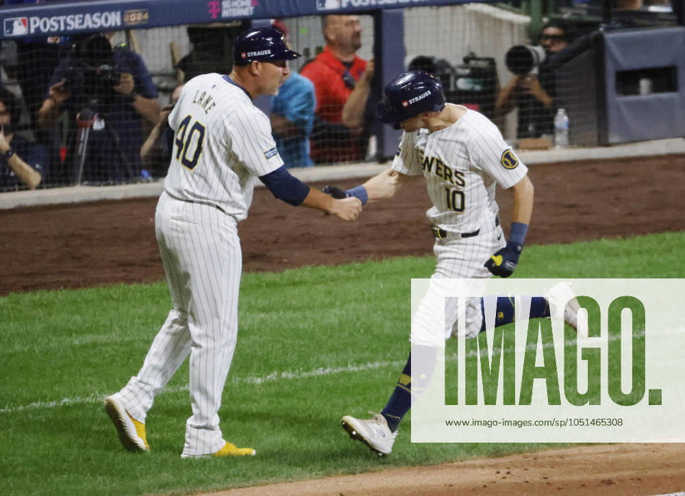 Milwaukee Brewers Sal Frelick is congratulated by third base coach Jason Lane after hitting a solo home run in the seventh inning against the New York Mets in game three of the MLB, Baseball Herren, USA National League Wild Card series at American Family Field in Milwaukee, Wisconsin on Thursday, October 3, 2024. MIL20241003827 TANNENxMAURY