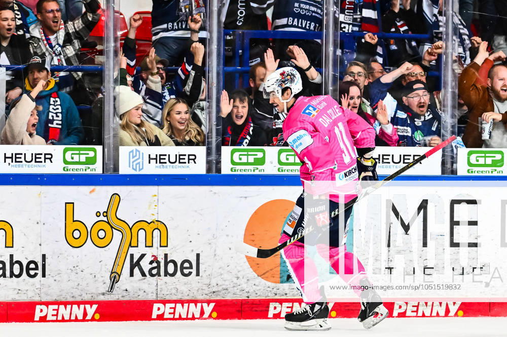 Goalscorer Michael Dal Colle Iserlohn Roosters, 91 , GER, Iserlohn Roosters vs Loewen Frankfurt, Ice Hockey, Penny DEL, 06 Matchday, Season 2024 2025, 04 10 2024, GER, Iserlohn Roosters vs Loewen Frankfurt, Ice Hockey, Penny DEL, 06 Matchday, Season 2024 2025, 04 10 2024 Iserlohn