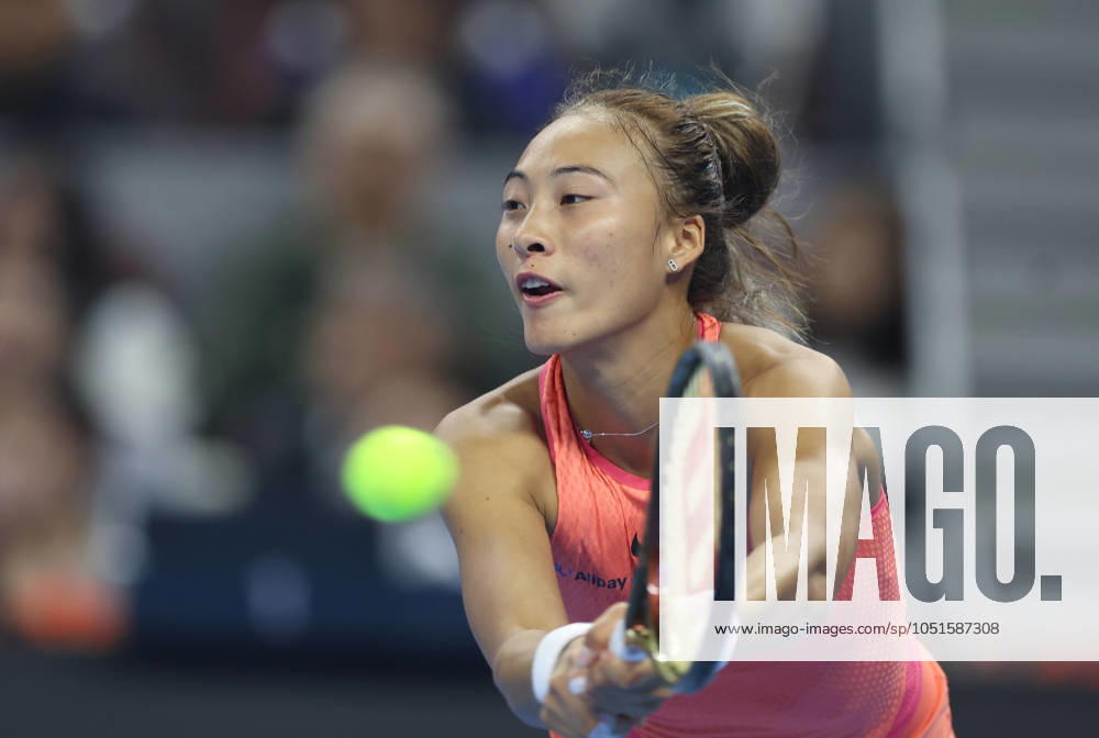 (241005) -- BEIJING, Oct. 5, 2024 -- Zheng Qinwen hits a return during the women s singles semifinal match between Zheng Qinwen of China and Karolina Muchova of the Czech Republic at 2024 China Open tennis tournament in Beijing, capital of China, Oct. 5, 2024. ) (SP)CHINA-BEIJING-TENNIS-CHINA OPEN-WOMEN S SINGLES(CN) BaixXuefei