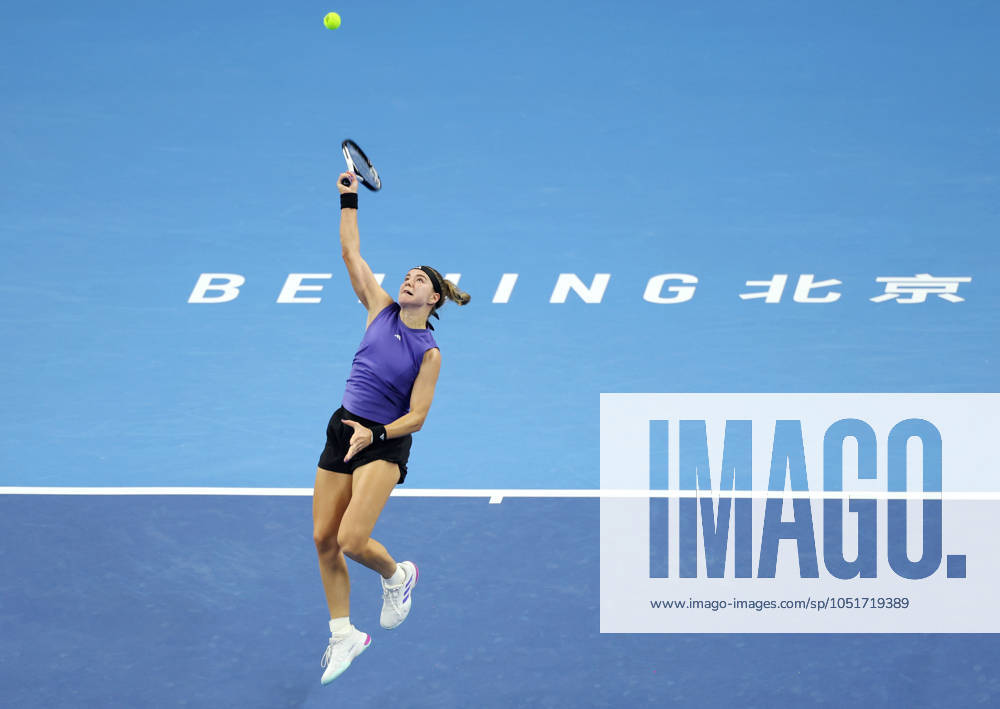 (241006) -- BEIJING, Oct. 6, 2024 -- Karolina Muchova of the Czech Republic hits a return during the women s singles final match against Coco Gauff of the United States at the 2024 China Open tennis tournament in Beijing, China, Oct. 6, 2024. ) (SP)CHINA-BEIJING-TENNIS-CHINA OPEN-WOMEN S SINGLES-FINAL (CN) ZhangxChenlin