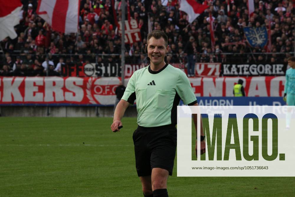 Frankfurt am Main, PSD Bank Arena Regionalliga Südwest Saison 2024 2025 Eintracht Frankfurt II Kickers Offenbach OFC SChiedsrichter Lucas Heim