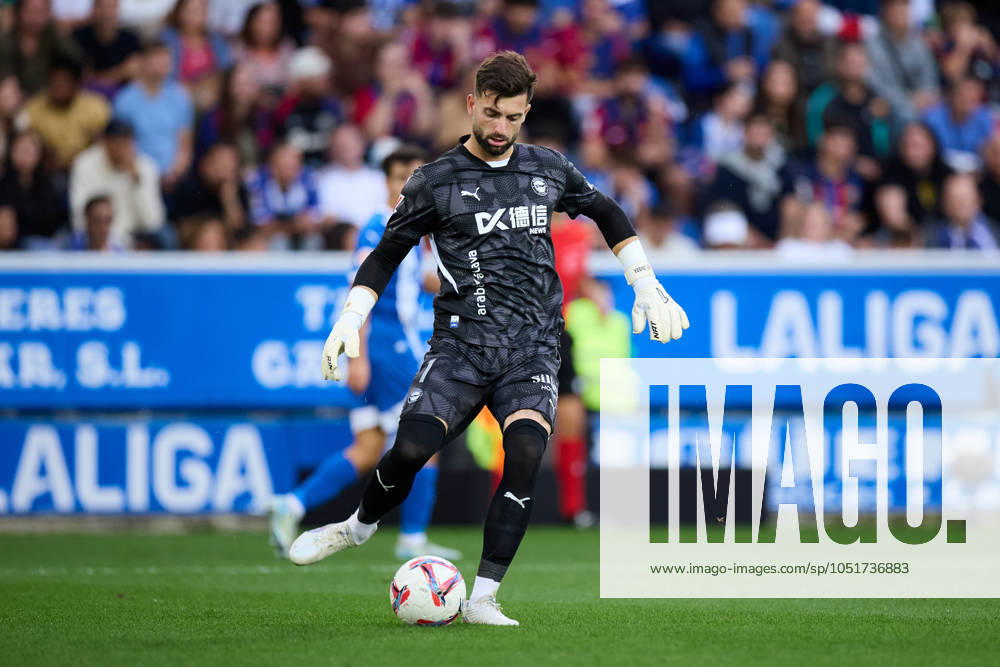 Antonio Sivera of Deportivo Alaves in action during the LaLiga EA Sports match between Deportivo Alaves and FC Barcelona, Barca at Mendizorrotza on October 6, 2024, in Vitoria, Spain. Vitoria SPAIN - ZUMAa181 20241006_zaa_a181_223