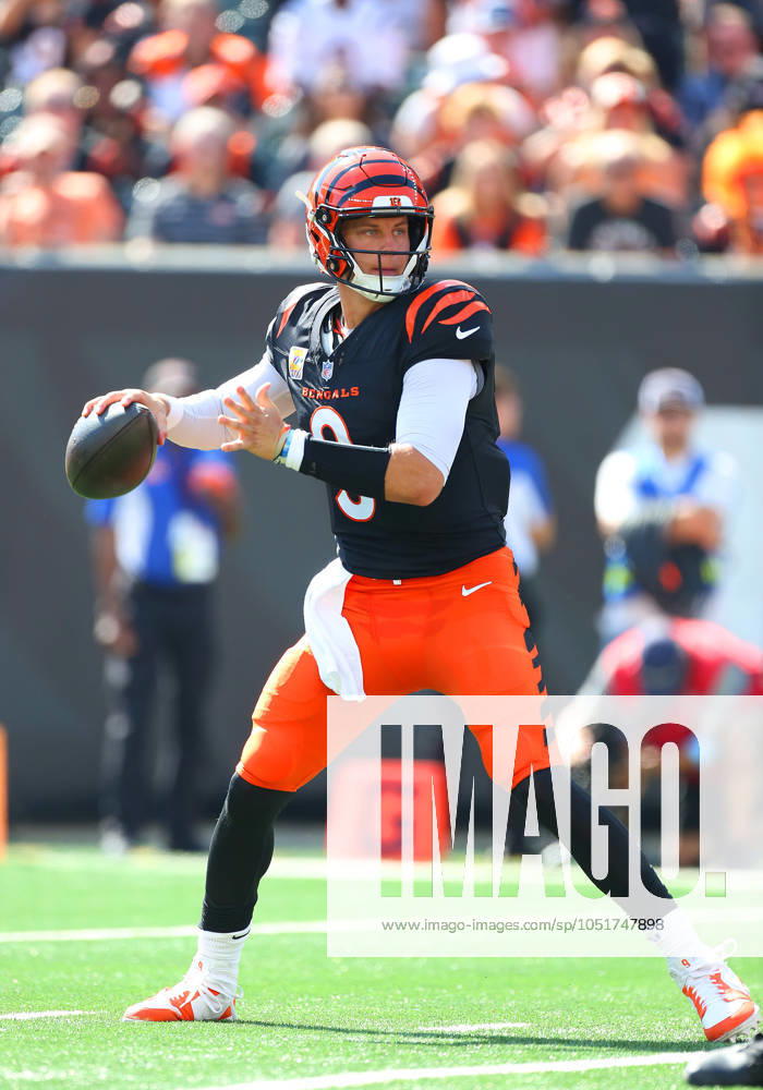 CINCINNATI, OH - OCTOBER 06 - Cincinnati Bengals quarterback Joe Burrow (9) in a game between the Baltimore Ravens and the Cincinnati Bengals at Paycor Stadium on Sunday, October 6, 2024. (Photo by Jeff Moreland Icon Sportswire) NFL, American Football Herren, USA OCT 06 Ravens at Bengals Icon168241006020