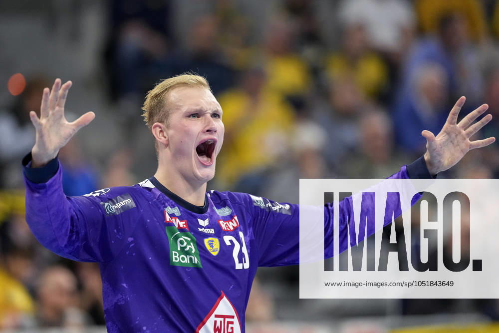 David Späth Goalkeeper, RNL, 29 , single picture, single photo, action, action, cheer, cheering, celebration, joy, rejoice, rejoicing, confident, optimistic, positive, game scene, 07 10 2024, Mannheim Germany , Handball, Bundesliga, Rhein Neckar Löwen Handball Sport Verein Hamburg